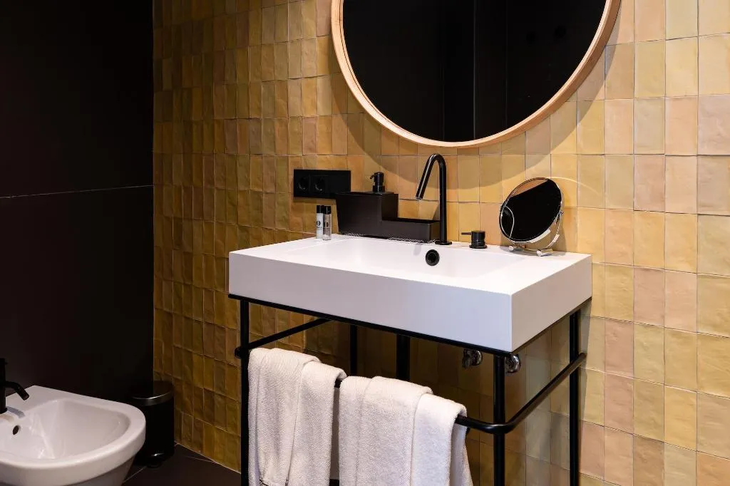 Room, Welldone Quality-Crystal Pool, Seville