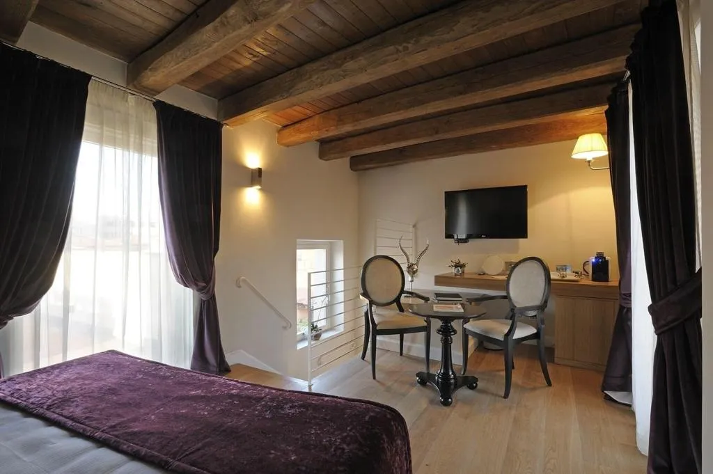SUITE WITH JACUZZI Room, Trevi Palace Luxury Inn, Rome