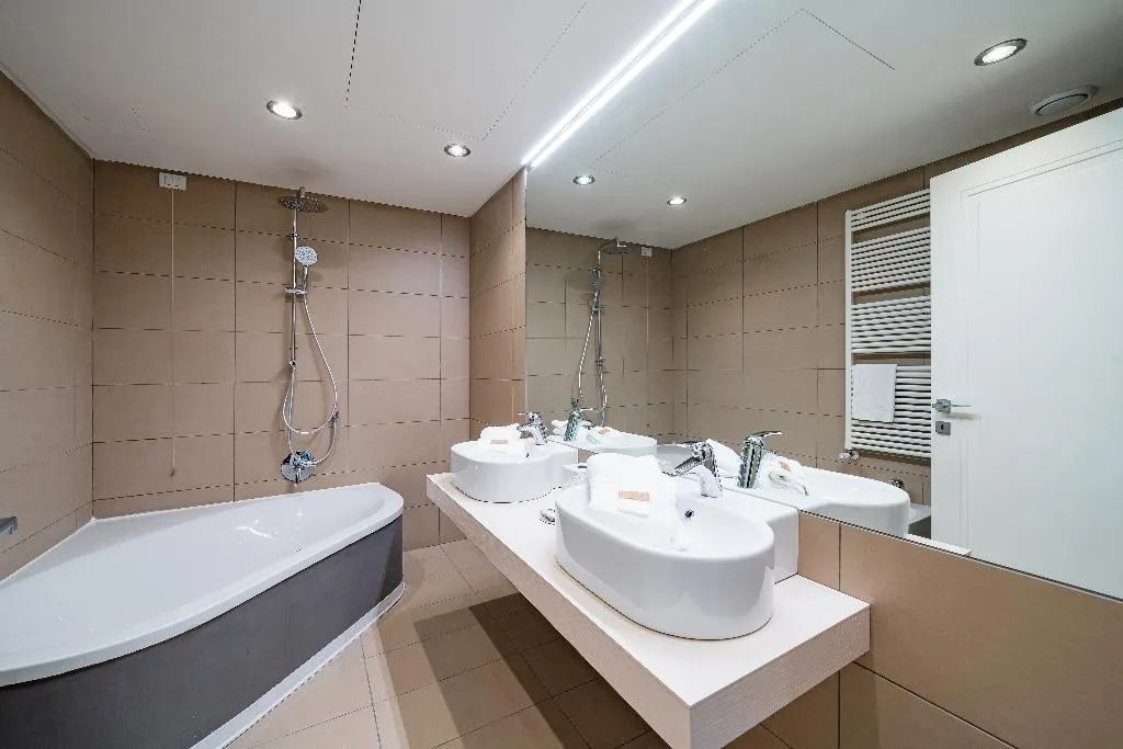 SUITE SUPERIOR LAKE VIEW Room, Hotel Borgo Le Terrazze, Milan
