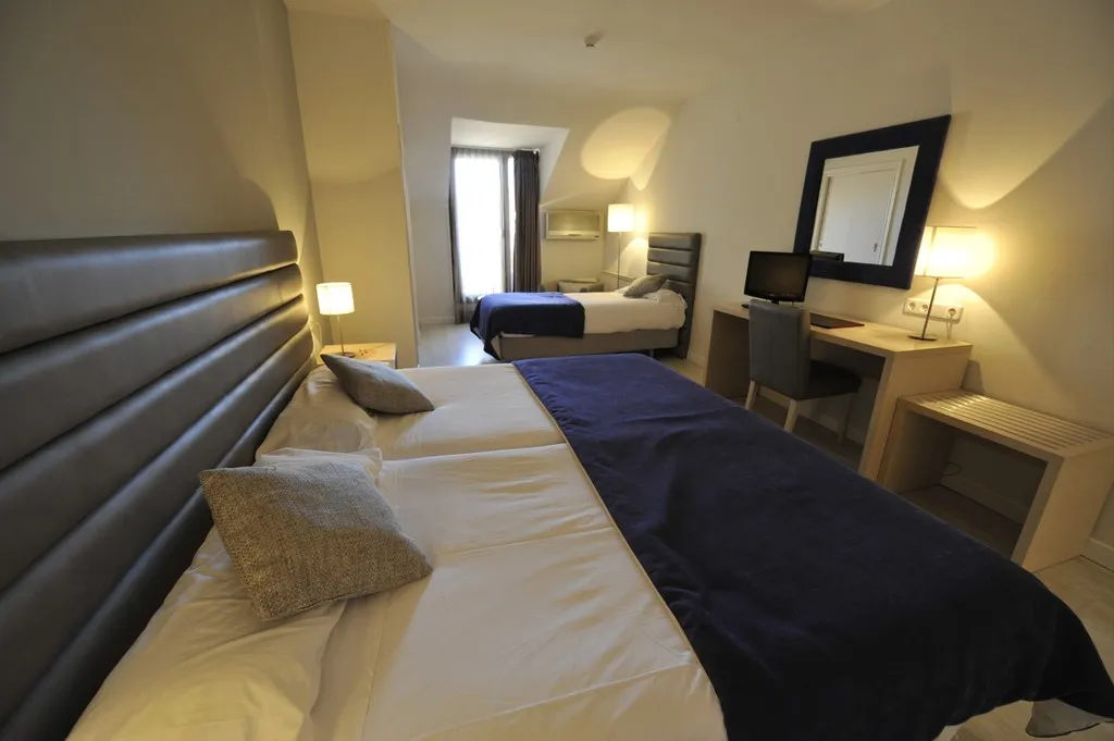 TRIPLE STANDARD Room, Puerta De Segovia, Madrid