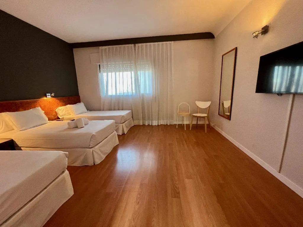 TRIPLE THREE BEDS Room, AP Hotel & Parking Madrid Aeropuerto, Madrid