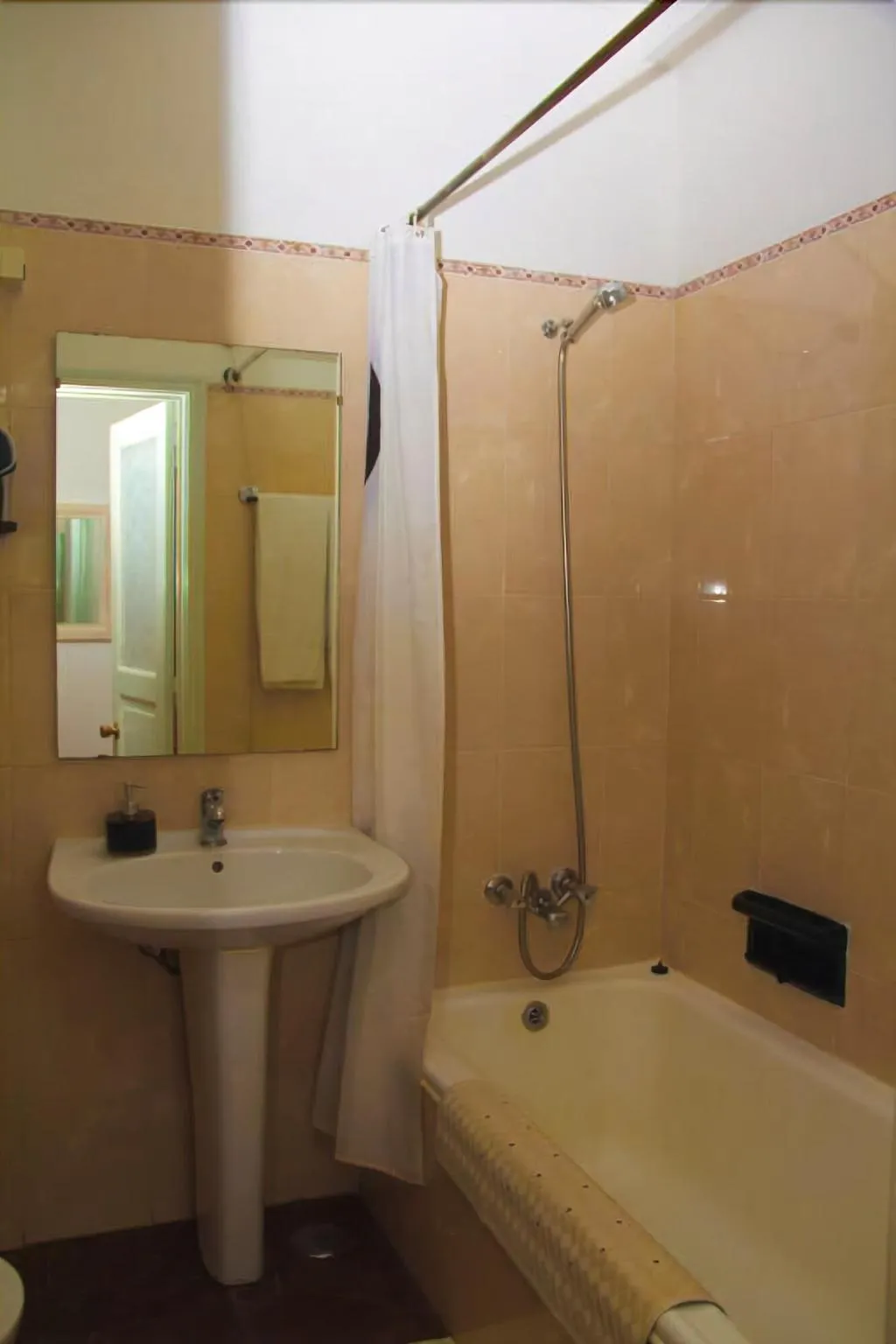 Room, A Ponte, Lisbon