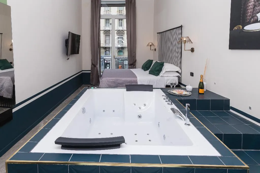 SUITE WITH JACUZZI Room, Il salotto della regina, Naples