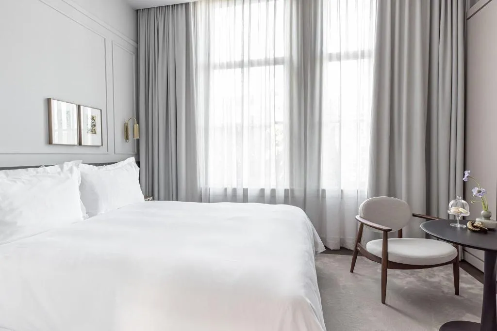DOUBLE SUPERIOR KING BED Room, Pillows Maurits At The Park, Amsterdam