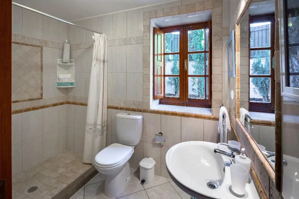VILLA THREE BEDROOMS Room, Shantivillas, Algarve