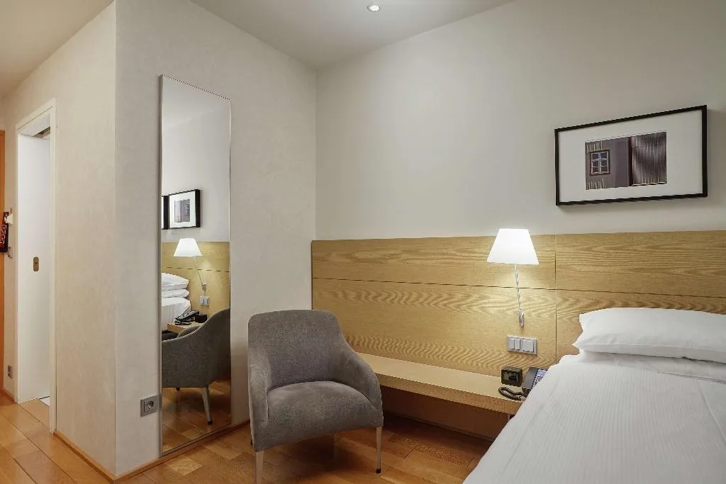 DOUBLE GUEST ROOM QUEEN BED Room, Hilton Reykjavik Nordica, Reykjavik