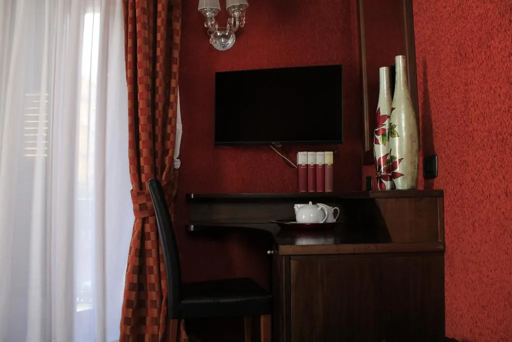 Room, Guiren, Naples