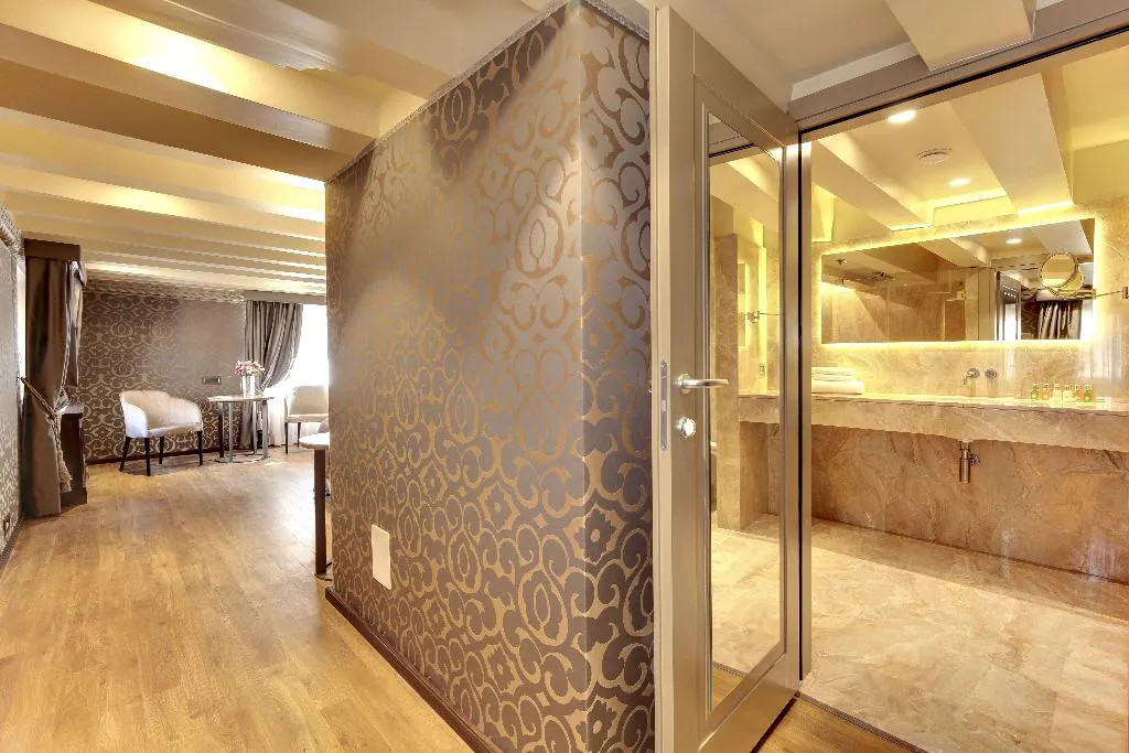 JUNIOR SUITE STANDARD Room, Dona Palace, Venice