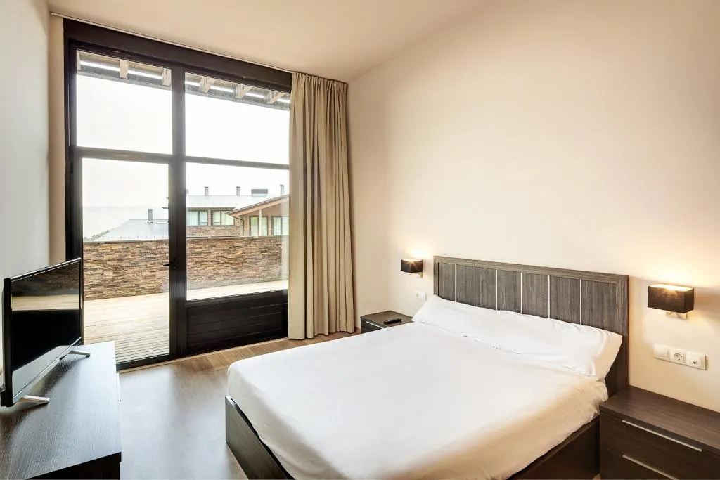 APARTMENT THREE BEDROOMS ONE BATHROOM Room, Apartments Masella 1600  Turistics, Costa Brava