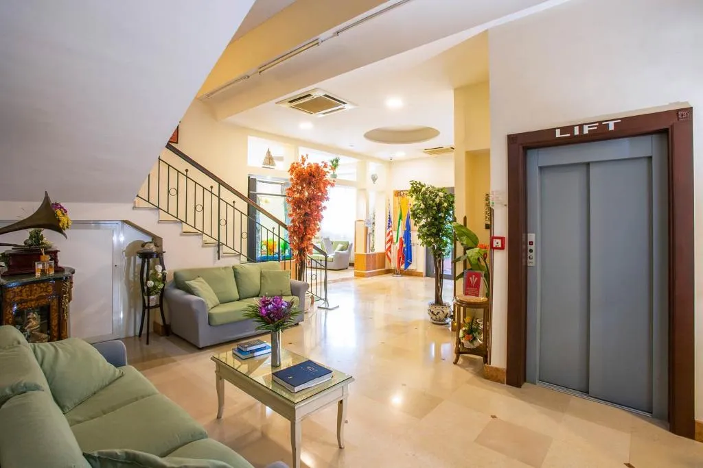 Lobby, San Paolo, Naples