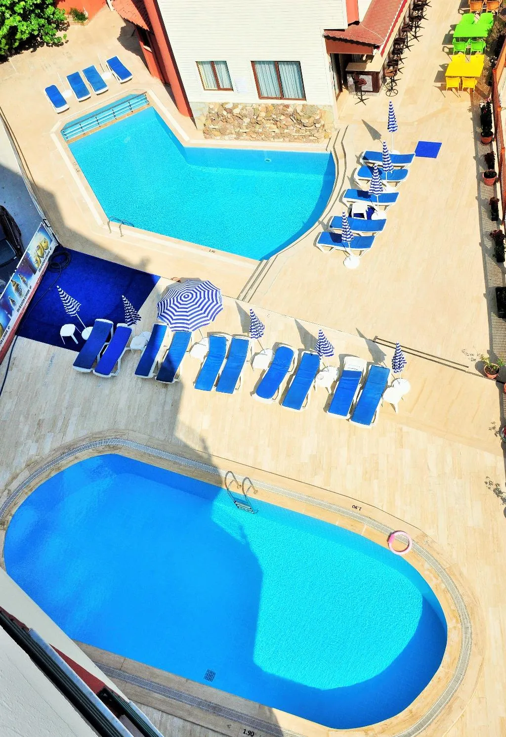 Pool, Seren Sari, Dalaman
