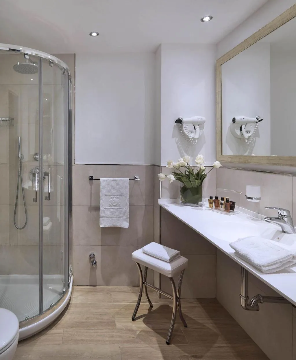 DOUBLE SINGLE USE DELUXE QUEEN BED Room, Windsor, Milan