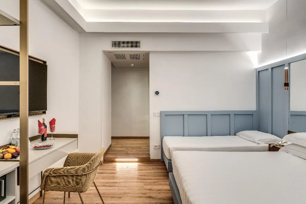 QUADRUPLE STANDARD Room, Relais Trevi 95 Boutique Hotel, Rome