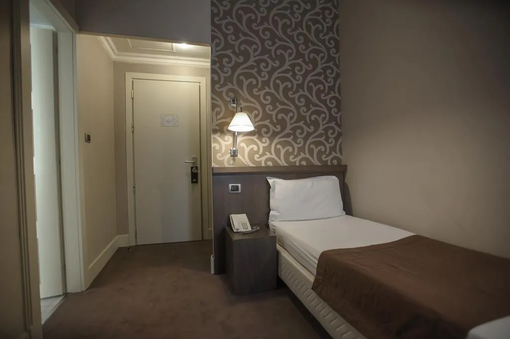 SINGLE CLASSIC Room, Villa Torlonia Hotel, Rome