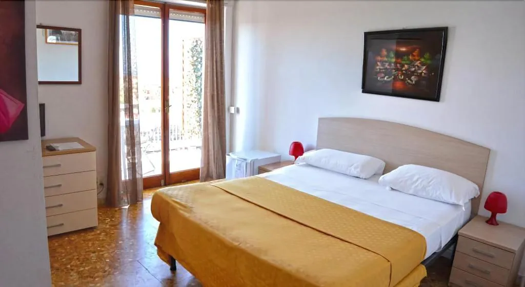 Room, B&B Sirentum, Naples