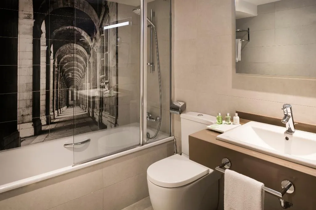 TRIPLE SUPERIOR Room, NH Madrid Zurbano, Madrid