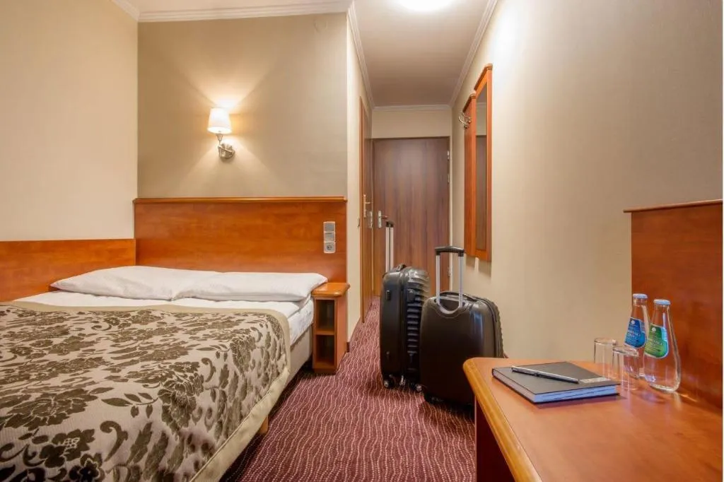 Room, Krakus, Krakow