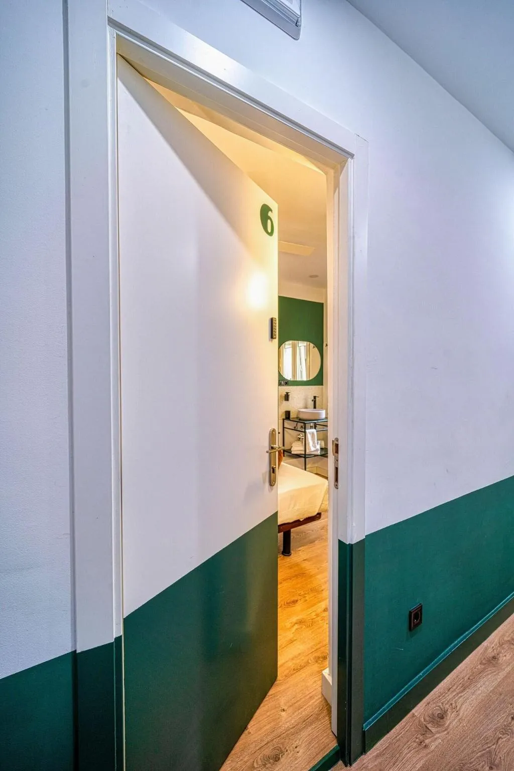 Room, Angelitomad, Madrid