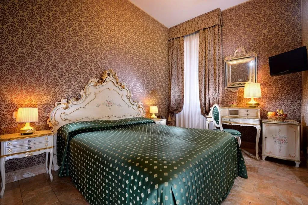 Double or Twin SUPERIOR WITH VIEWS Room, Canaletto, Venice