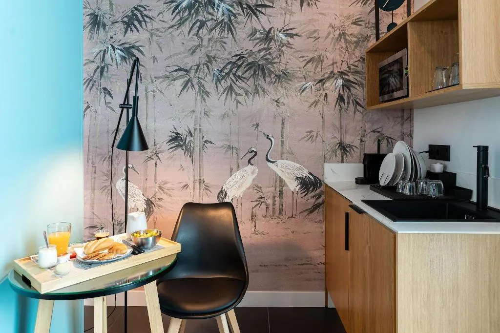 Room, Welldone Quality-Crystal Pool, Seville