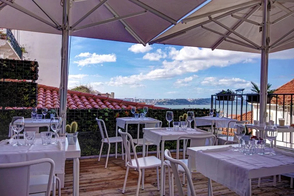 Restaurant, Solar Dos Mouros, Lisbon