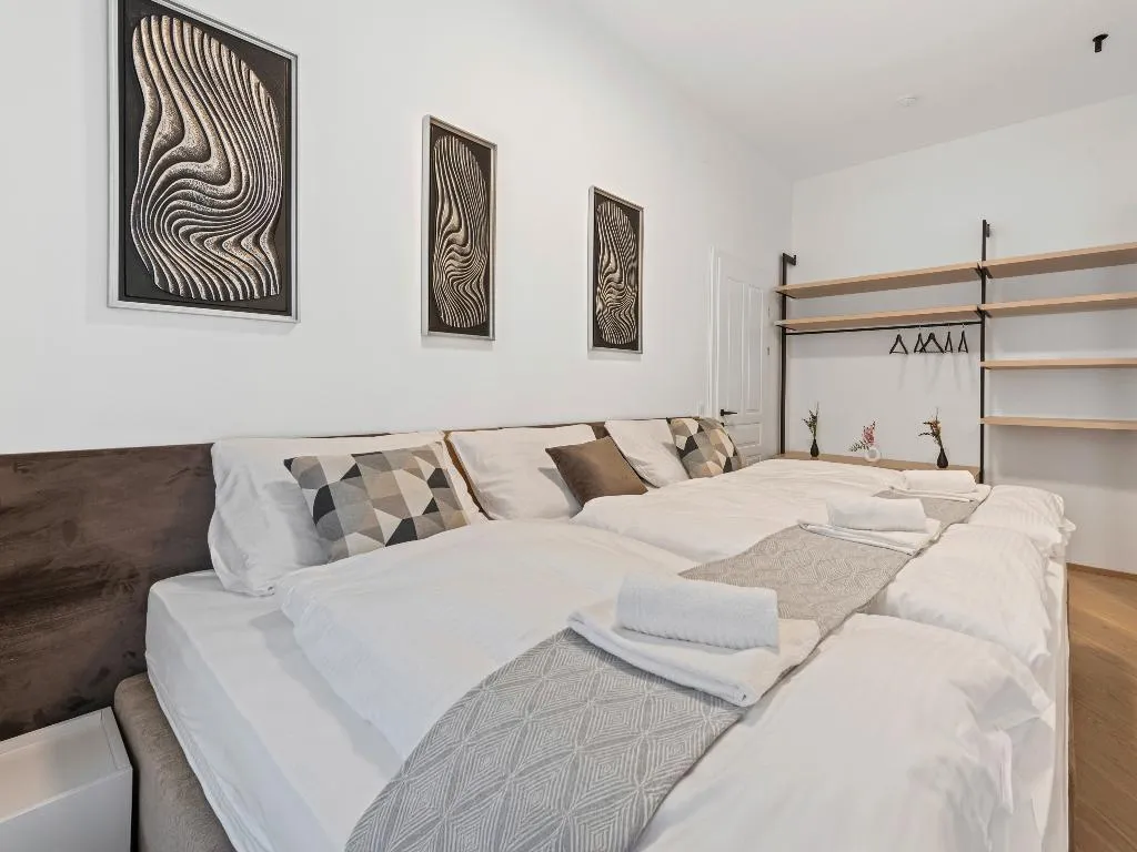 APARTMENT DELUXE TWO BEDROOM Room, GT7 Apartments District 9 - by SKY9 Apartments, Vienna