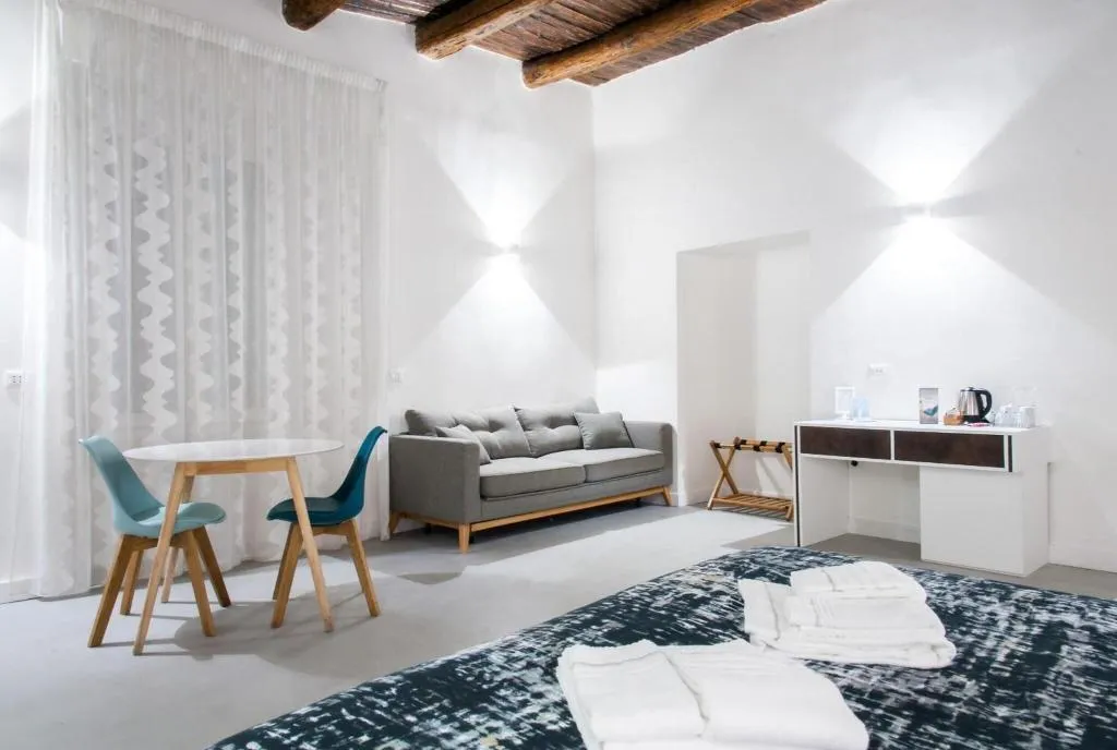 Room, Dada Suite, Naples