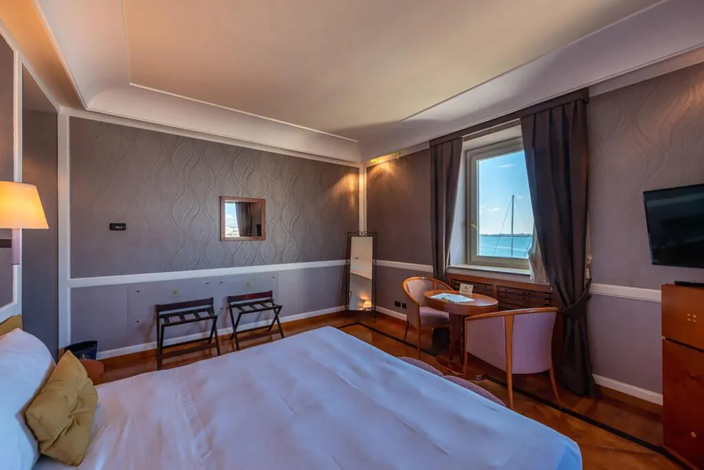 TRIPLE DELUXE SEA VIEW Room, Grand Hotel Ortigia, Catania