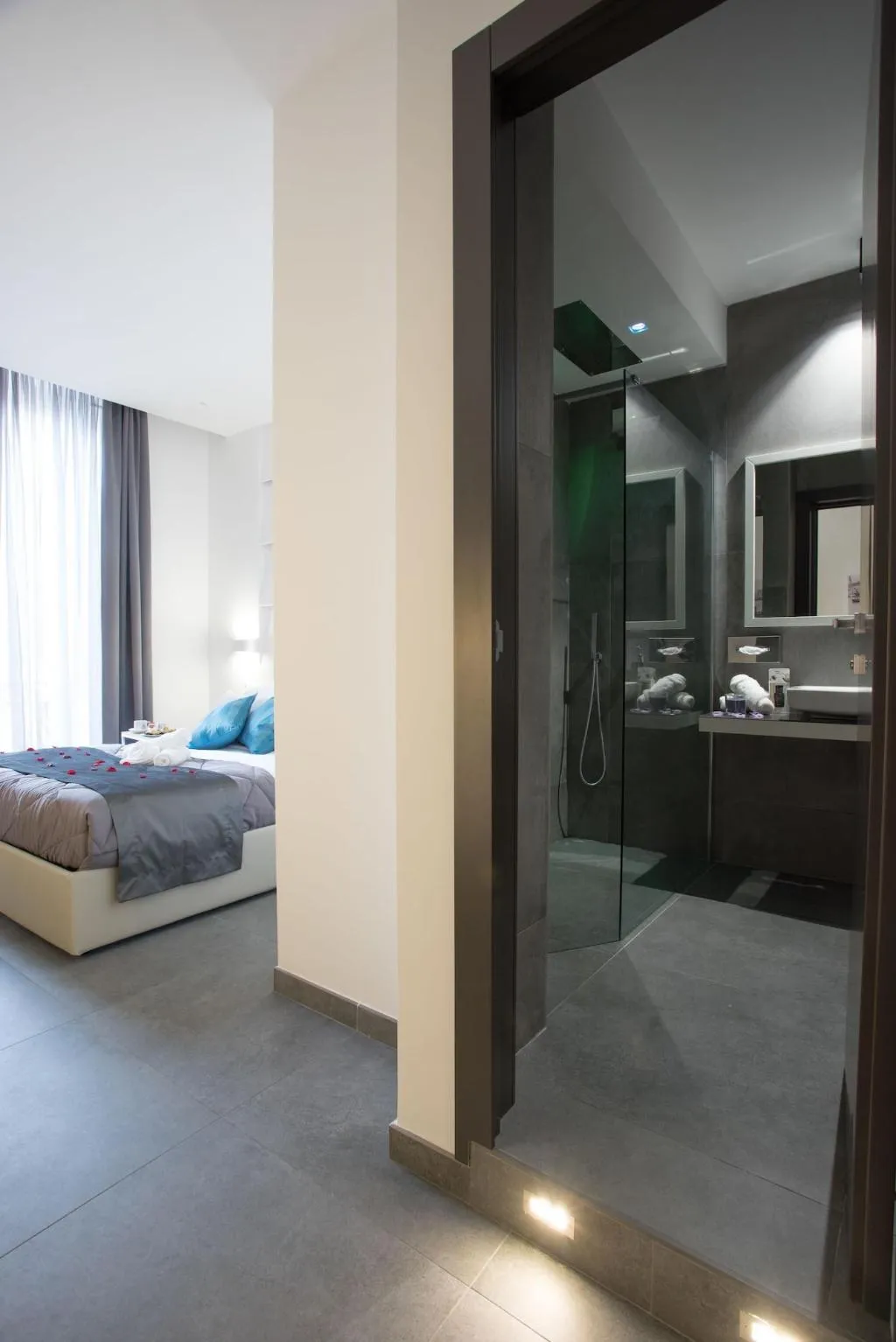 Room, Twice Naples, Naples