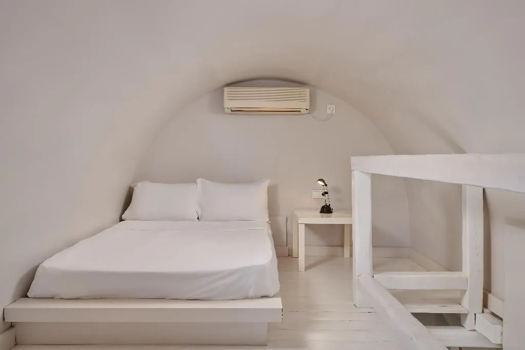 SUITE WITH JACUZZI Room, Meltemi Village, Santorini