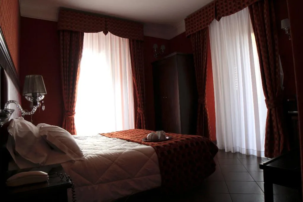 Room, Guiren, Naples