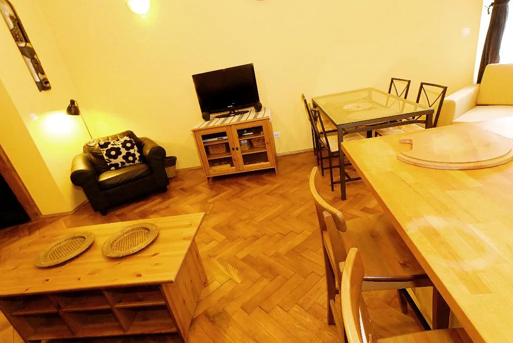 APARTMENT CAPACITY 6 TWO BEDROOMS Room, P&J Tourist Apartments, Krakow