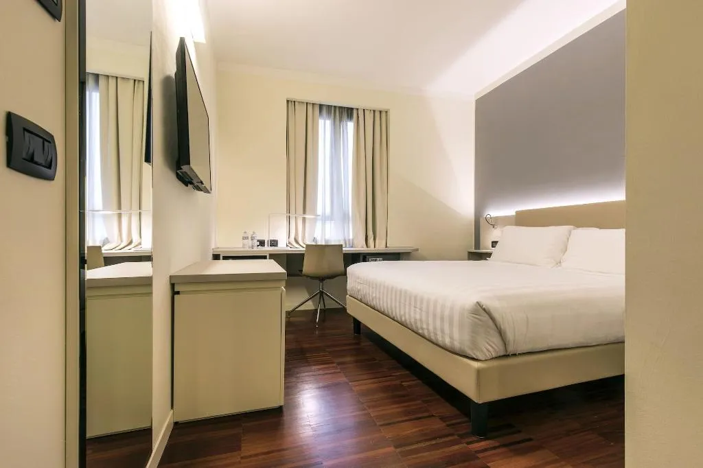 Room, 43 Station Hotel, Milan
