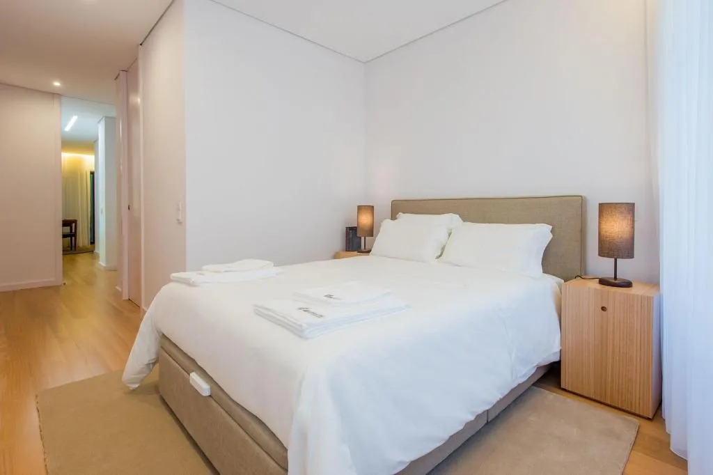 Room, Domum, Porto
