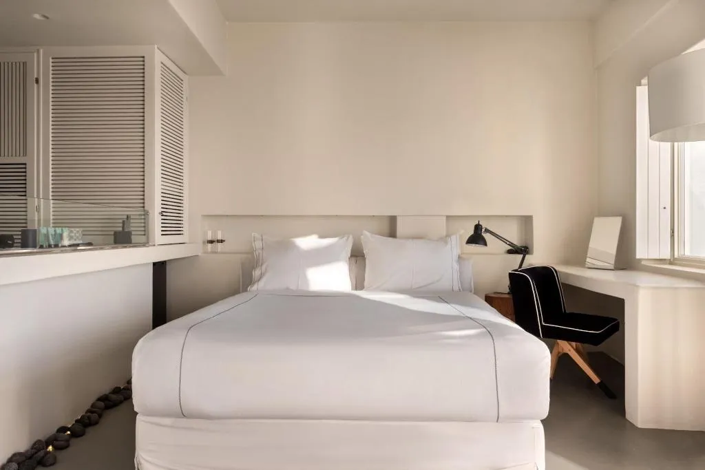 Room, West East Suites, Santorini