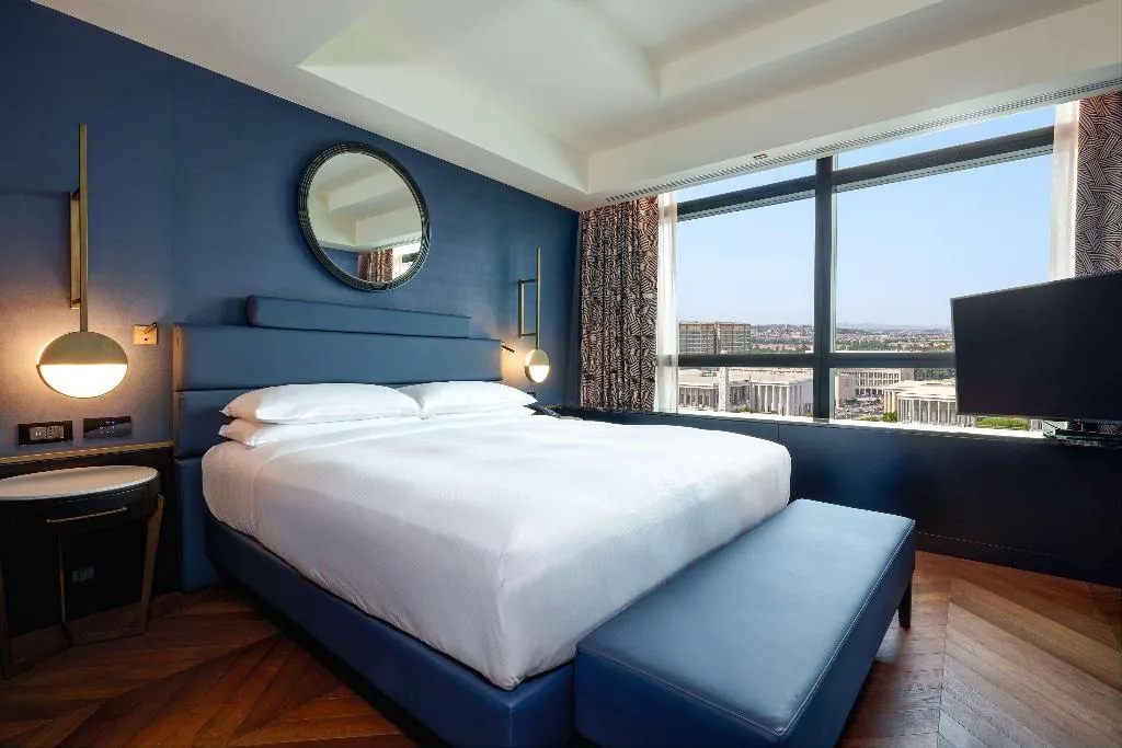 SUITE KING SIZE BED Room, Hilton Rome Eur La Lama, Rome
