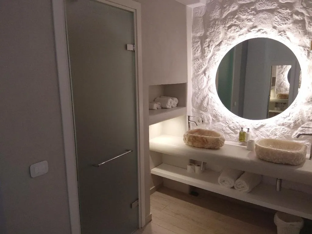 JUNIOR SUITE WITH JACUZZI Room, Petri Suites, Santorini