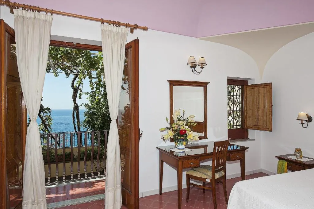 Room, California, Naples