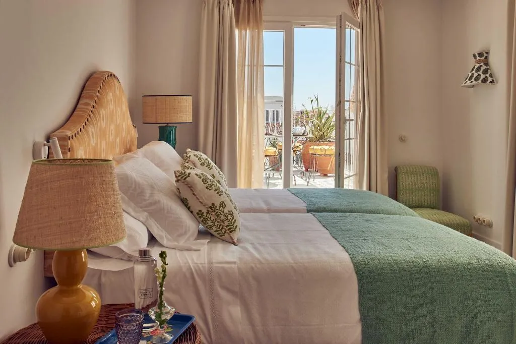 Room, Cristine Bedfor, Menorca