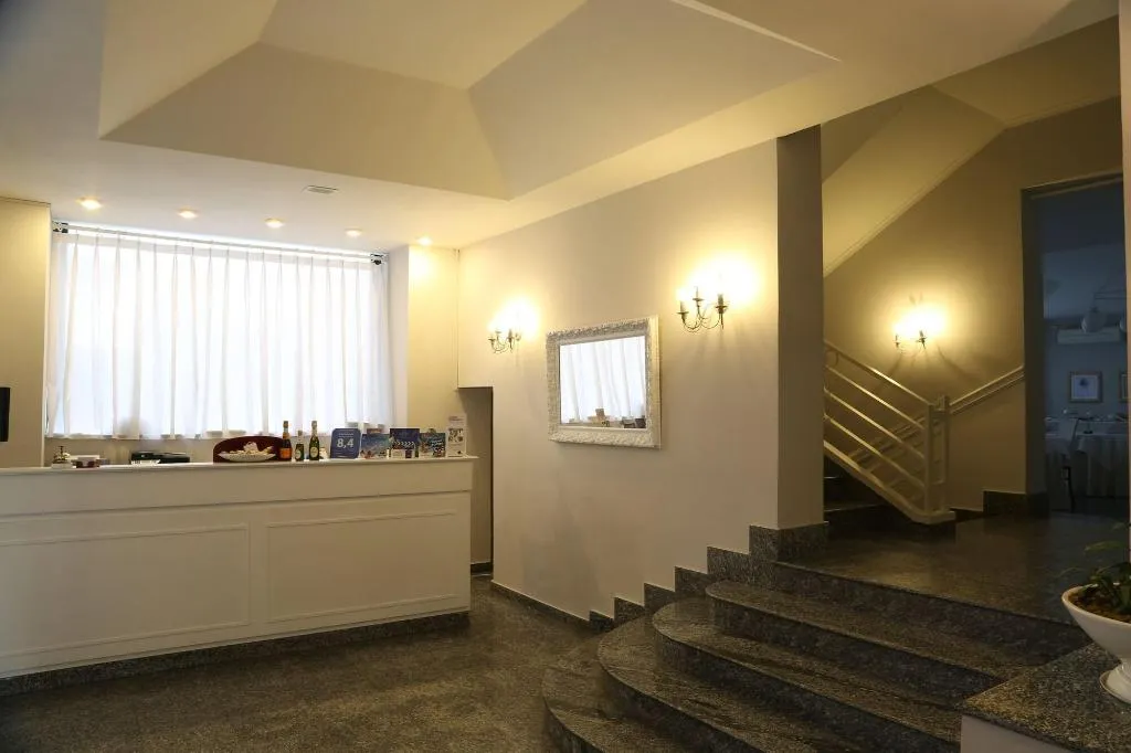 Lobby, Barbarella, Naples