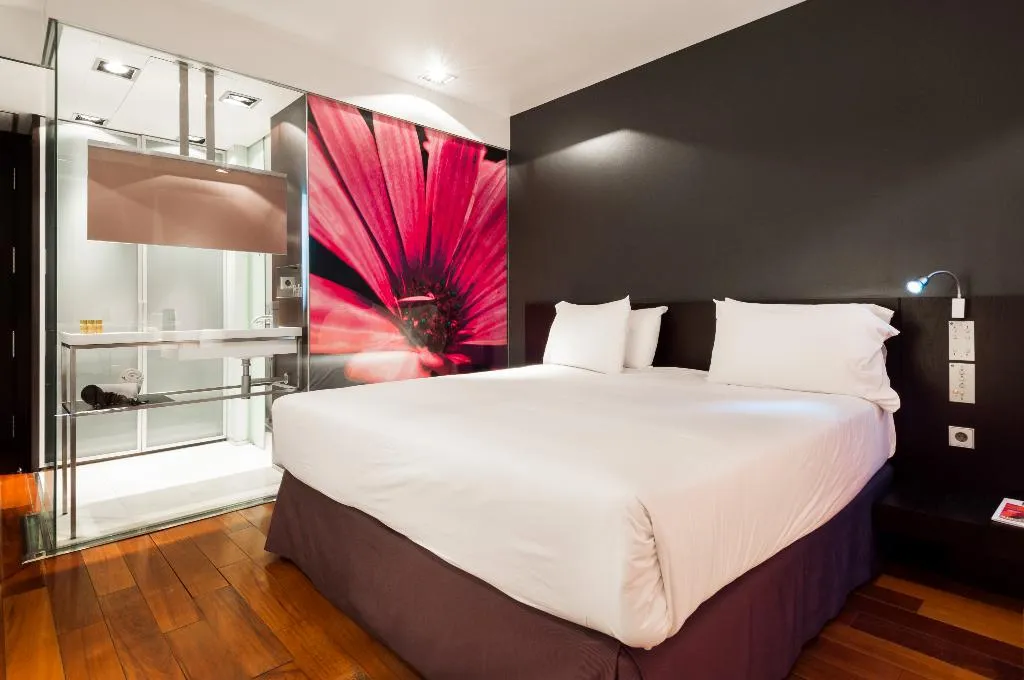 Room, Ikonik Angli, Barcelona