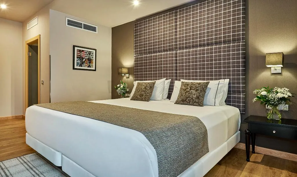 Double or Twin SUPERIOR WITH BALCONY Room, Hesperia Barri Gòtic, Barcelona