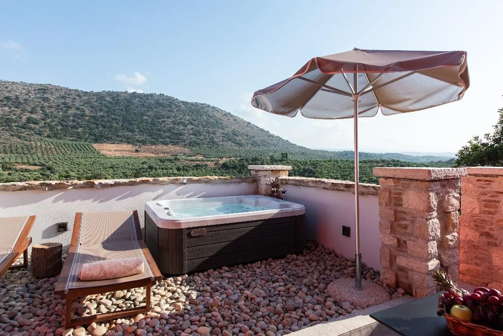SUITE WITH PRIVATE POOL Room, Lameriana Secret Village, Crete