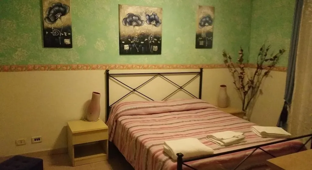 Room, Roma Termini 89, Naples