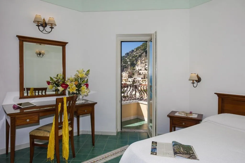 Room, California, Naples