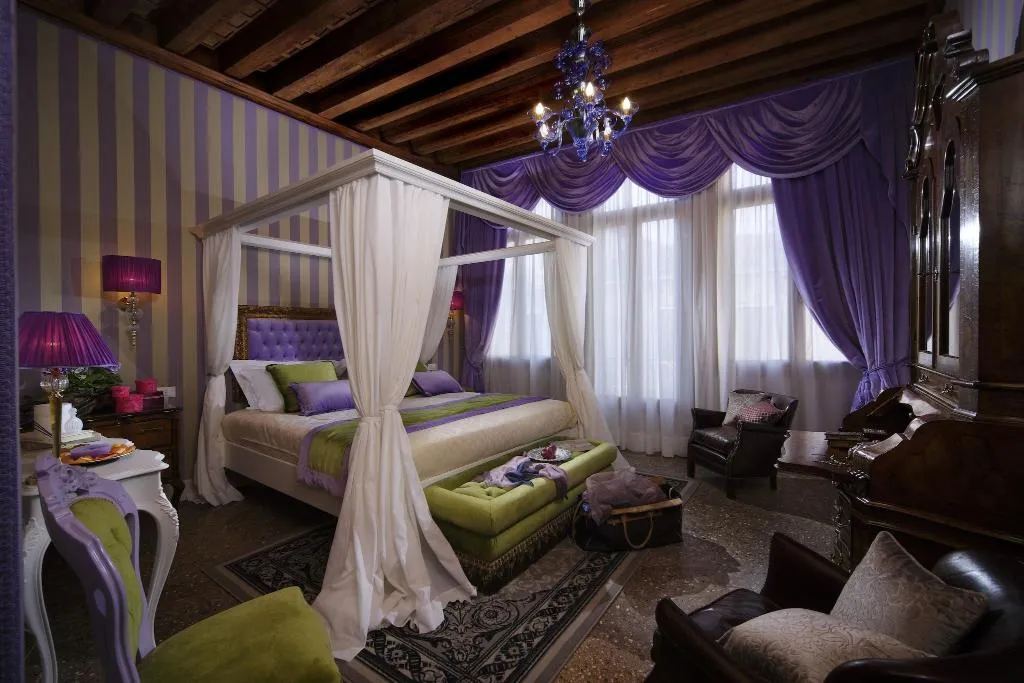 DOUBLE SUPERIOR QUEEN BED Room, AD Place Venice, Venice