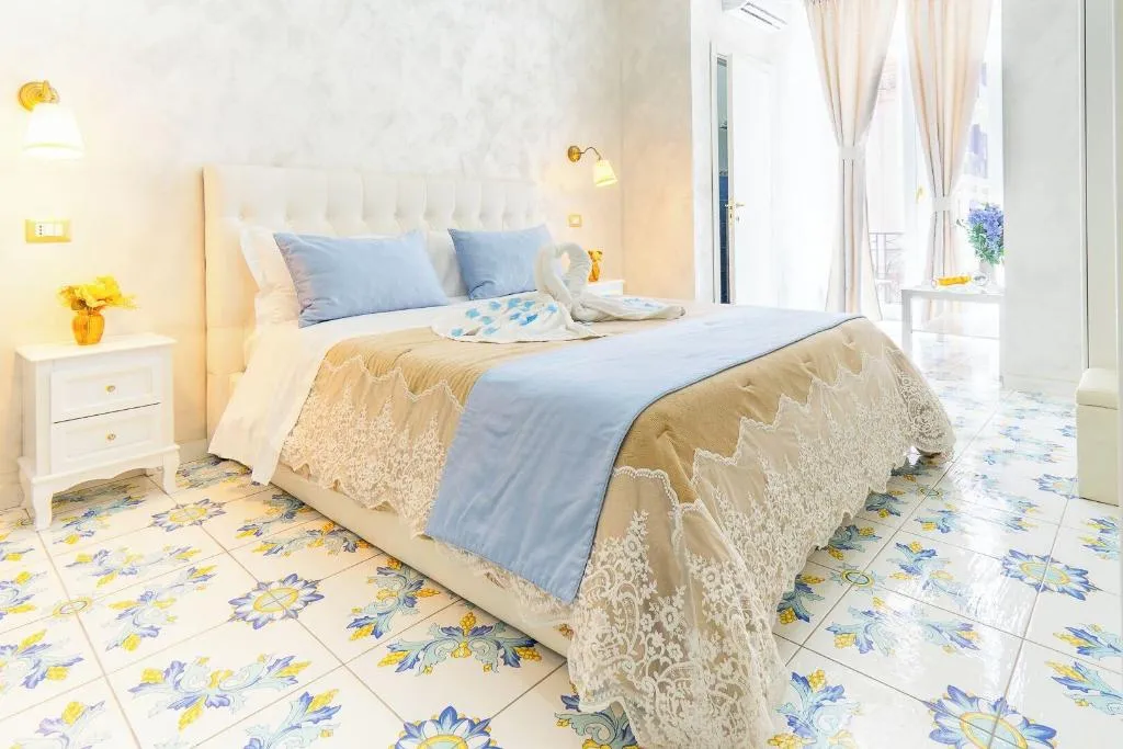 Room, Alma Adry, Naples