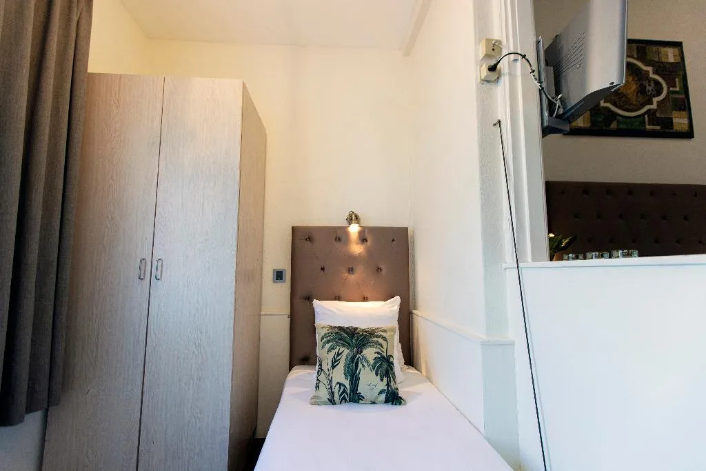 TRIPLE STANDARD Room, Quentin England Hotel, Amsterdam
