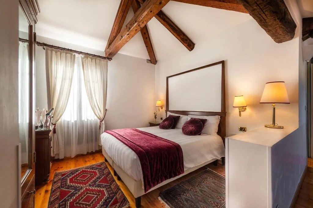 Room, A Tribute To Music, Venice