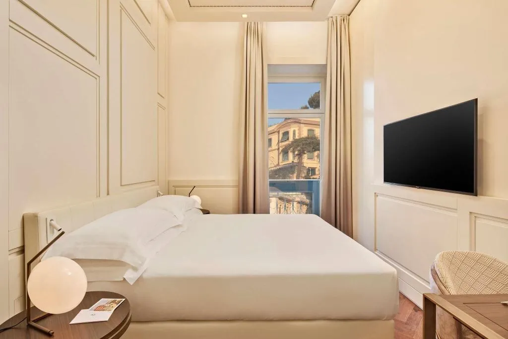SUITE KING SIZE BED Room, de Bonart Naples-Curio Collection by Hilton, Naples